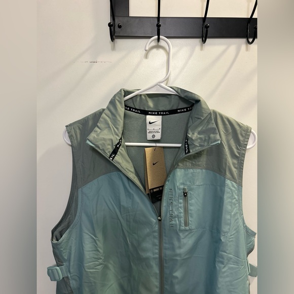 NWT Nike Women’s Repel Trail Running Vest in Mica Mint Green - Picture 3 of 14